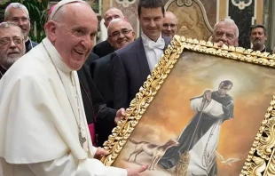 El Papa Francisco recibe un cuadro de San Martu00edn de Porres, regalo de los obispos del Peru00fa en 2017. Cru00e9dito: Vatican Media 