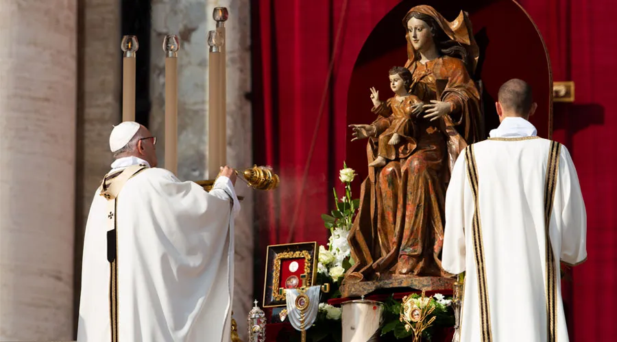 El Papa durante la ceremonia de canonizaciones. Foto: Daniel Ibáñez / ACI Prensa