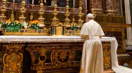El Papa Francisco reza ante imagen de la Virgen al volver de Lituania, Letonia y Estonia