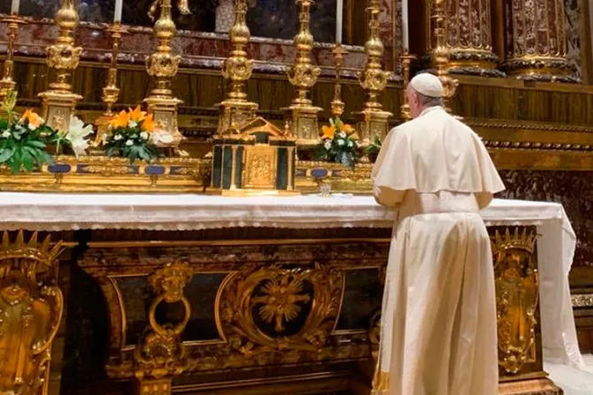 El Papa Francisco reza ante imagen de la Virgen al volver de Lituania, Letonia y Estonia