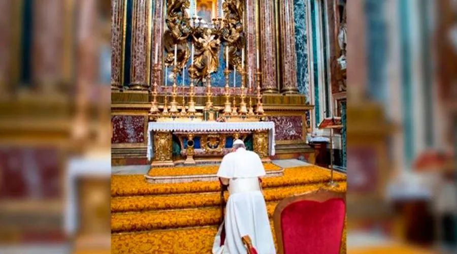 El Papa Francisco ante la imagen de la Salus Populi Romani en la Basílica Santa María la Mayor. Foto: L'Osservatore Romano