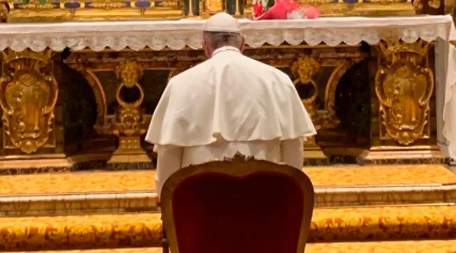 El Papa Francisco reza en la Basílica de Santa María Mayor. Foto: Vatican Media?w=200&h=150