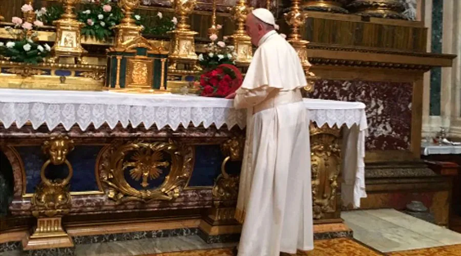 El Papa Francisco ofreció un ramo de flores a la Virgen / Foto: Sala Stampa?w=200&h=150