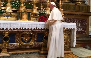 El Papa Francisco ofreciu00f3 un ramo de flores a la Virgen / Foto: Sala Stampa 