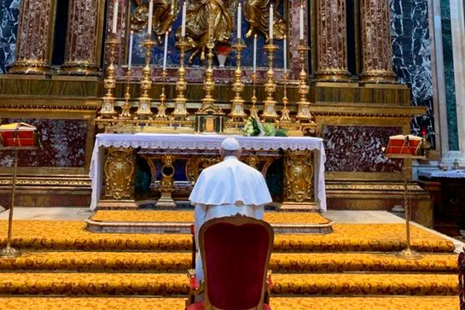 El Papa reza a la Virgen en Santa María la Mayor después de su viaje a Marruecos