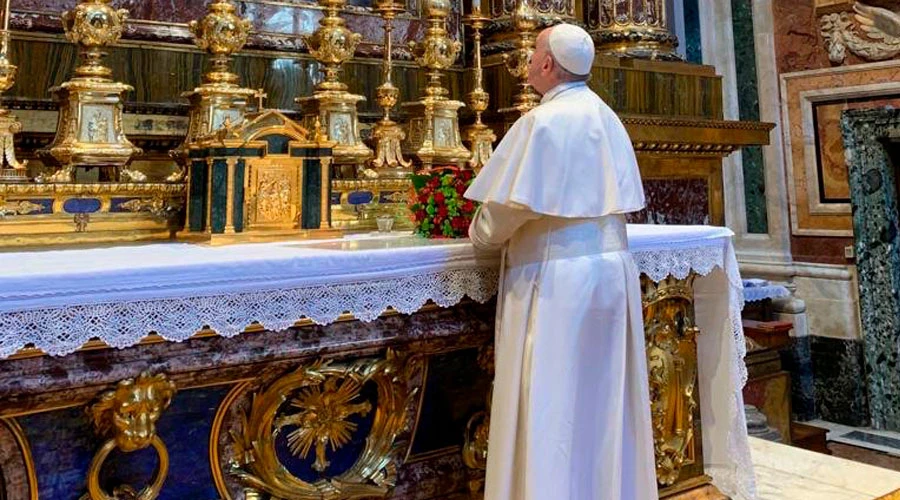 El Papa Francisco reza en la Basílica de Santa María Mayor. Foto: Vatican Media?w=200&h=150