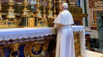 El Papa Francisco reza en la Basílica de Santa María Mayor. Foto: Vatican Media