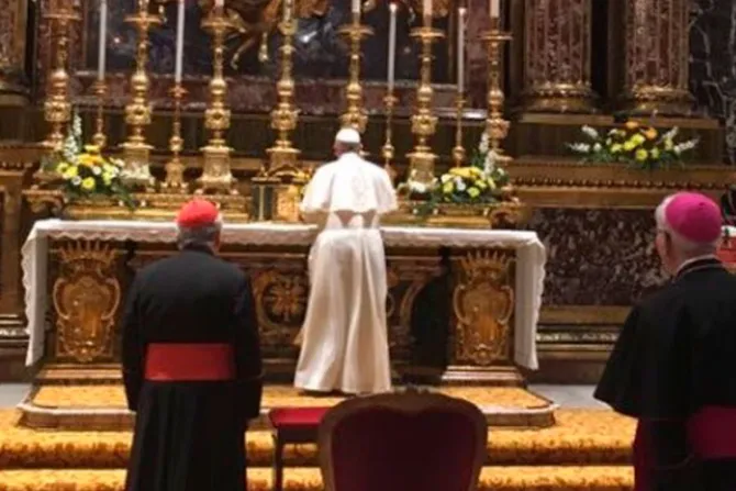 El Papa reza en Santa María la Mayor para encomendar su viaje a Myanmar y Bangladesh