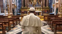 El Papa Francisco reza ante la Salus Populi Romani en una imagen de archivo. Foto: Vatican Media