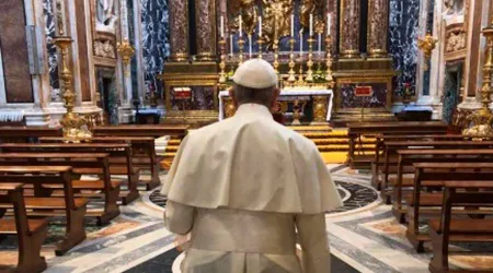 El Papa Francisco encomienda a la Virgen en Santa María la Mayor su viaje a Irlanda