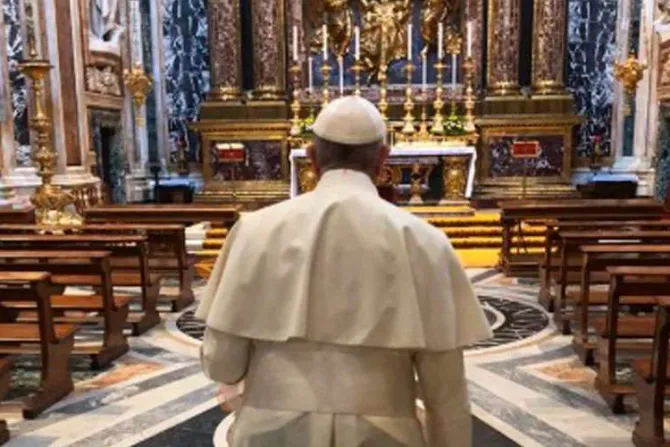 Papa Francisco sorprende a fieles con visita a basílica Santa María la Mayor
