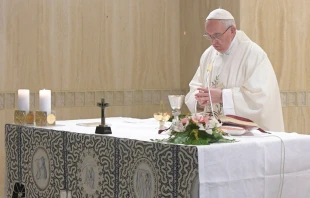 El Papa Francisco celebra Misa en la Casa Santa Marta. Foto: L'Osservatore Romano 