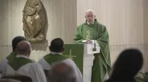 El Papa Francisco pronuncia la homilía. Foto: Vatican Media