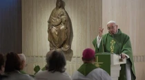Papa Francisco en capilla de la Casa Santa Marta. Foto: L'Osservatore Romano.