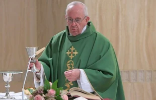 El Papa celebra Misa en la Casa Santa Marta. Foto: L'Osservatore Romano 
