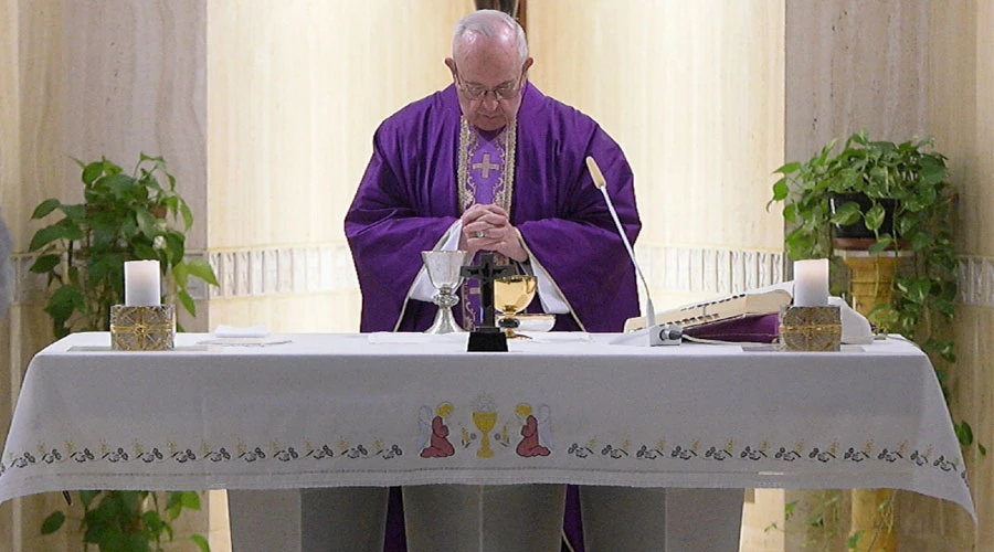 El Papa Francisco durante la Misa en la Casa Santa Marta. Foto: Vatican Media