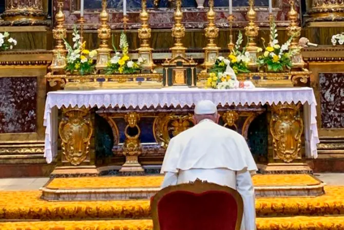 El Papa agradece y reza ante imagen de la Virgen por su viaje a Rumanía