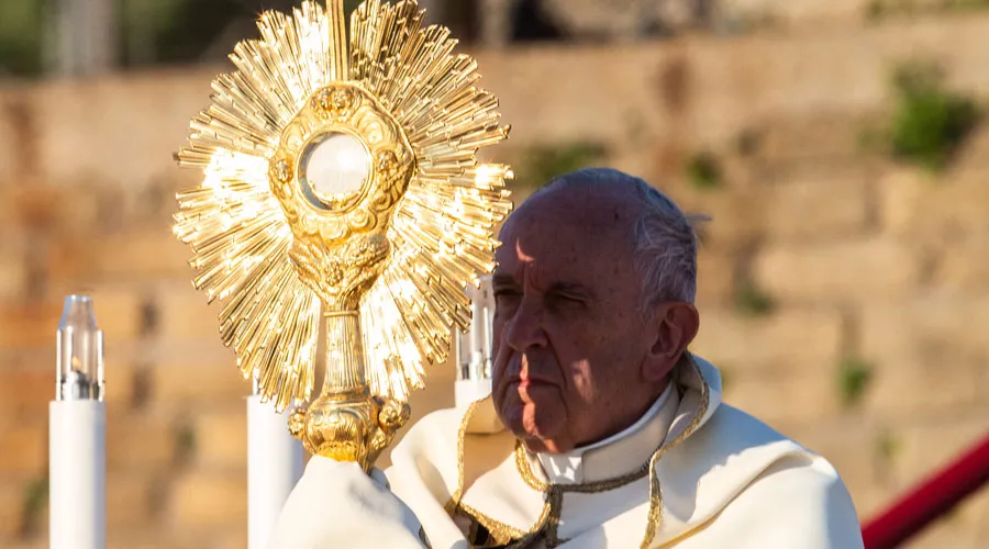 El Papa Francisco ante el Santísimo Sacramento. Crédito: Daniel Ibáñez / ACI Prensa
