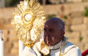 El Papa Francisco ante el Santu00edsimo Sacramento. Cru00e9dito: Daniel Ibu00e1u00f1ez / ACI Prensa 