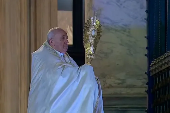 Papa Francisco bendijo al mundo y dio indulgencia plenaria ante coronavirus