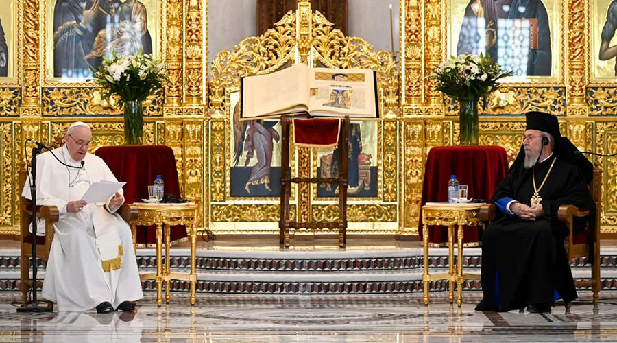 Papa Francisco durante el encuentro con el Santo Sínodo ortodoxo de Chipre. Crédito: Vatican Media. ?w=200&h=150