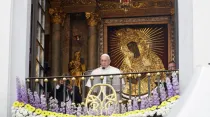 El Papa en el Santuario Mater Misericordiae. Foto: ACI Prensa