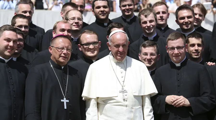 El Papa Francisco con sacerdotes y seminaristas en el Vaticano. Crédito: Daniel Ibáñez / ACI Prensa?w=200&h=150