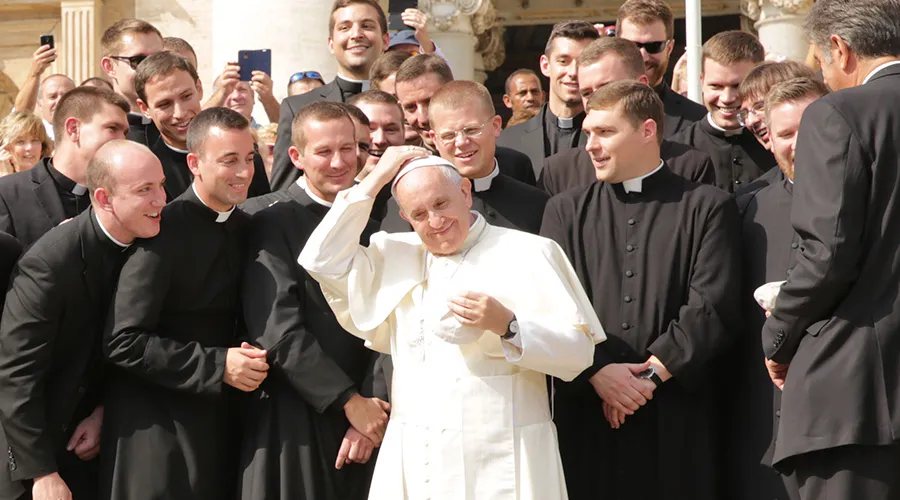 Papa Francisco junto a jóvenes seminaristas / Crédito: Daniel Ibañez (ACI Prensa)?w=200&h=150