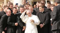 Papa Francisco junto a jóvenes seminaristas / Crédito: Daniel Ibañez (ACI Prensa)