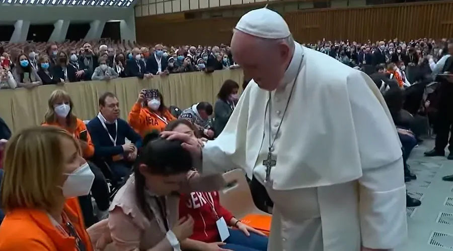 El Papa Francisco bendice a una joven con discapacidad en la audiencia de hoy. Captura de Youtube de Vatican News