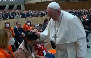 El Papa Francisco bendice a una joven con discapacidad en la audiencia de hoy. Captura de Youtube de Vatican News 