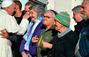 El Papa Francisco saluda a personas sin hogar en el Vaticano 