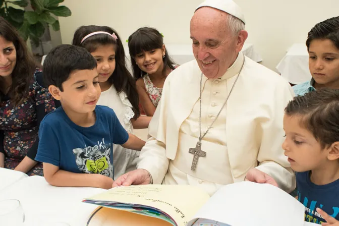 Papa Francisco almuerza con refugiados de Siria