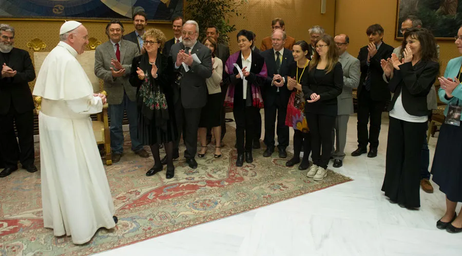 El Papa Francisco habla con los participantes en el congreso científico / Foto: L'Osservatore Romano?w=200&h=150