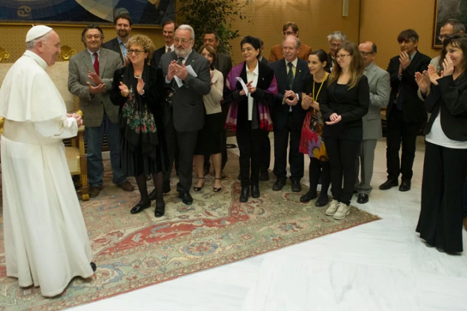 Papa Francisco pide no tener miedo a los descubrimientos científicos y a la verdad 