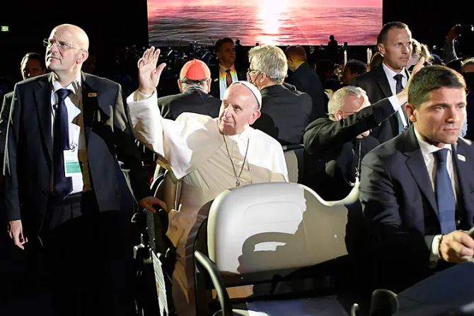 El Papa en Suecia pide rezar por la paz en la tierra maravillosa de Colombia