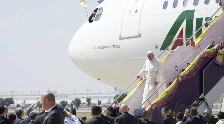 El Papa Francisco llega a Tailandia. Foto: Hannah Brockhaus / ACI Prensa?w=200&h=150