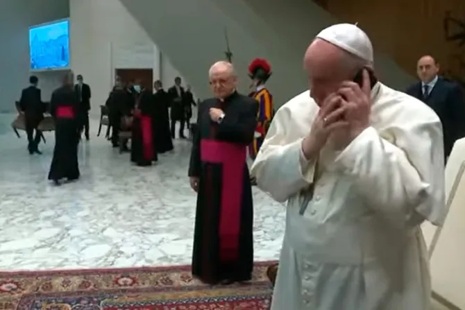 El Papa recibe llamada telefónica e interrumpe saludos en audiencia