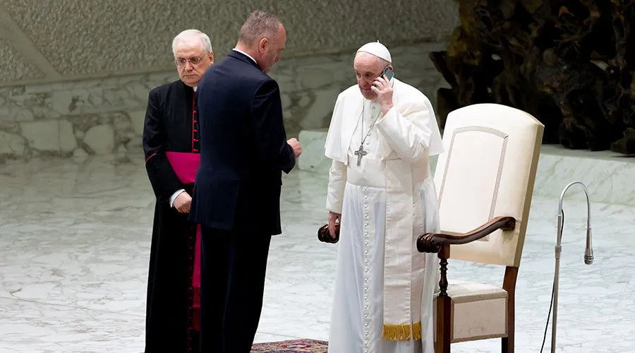 Papa Francisco recibe llamada telefónica. Foto: Daniel Ibáñez / ACI Prensa?w=200&h=150