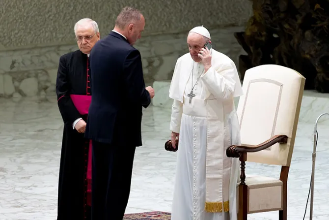 Papa Francisco recibe misteriosa llamada al finalizar la Audiencia General