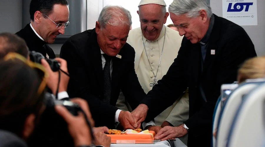 El Papa Francisco ofrece una torta al P. Lombardi y a Mauro a bordo del avión de regreso de Cracovia a Roma. Foto: Alessia Giuliani CPP?w=200&h=150