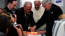 El Papa Francisco ofrece una torta al P. Lombardi y a Mauro a bordo del avión de regreso de Cracovia a Roma. Foto: Alessia Giuliani CPP
