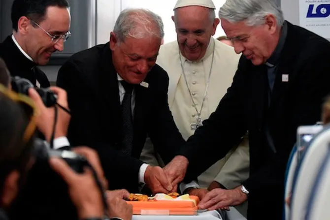 Con una torta en el avión, el Papa Francisco rinde homenaje al P. Lombardi