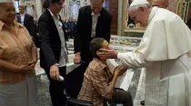 El Papa saluda a una trabajadora. Foto: Vatican Media