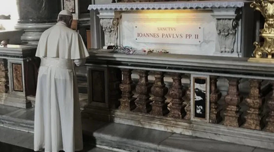El Papa Francisco ante la tumba de San Juan Pablo II. Foto: Vatican Media