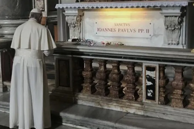 El Papa Francisco reza ante la tumba de San Juan Pablo II en el día de su fiesta