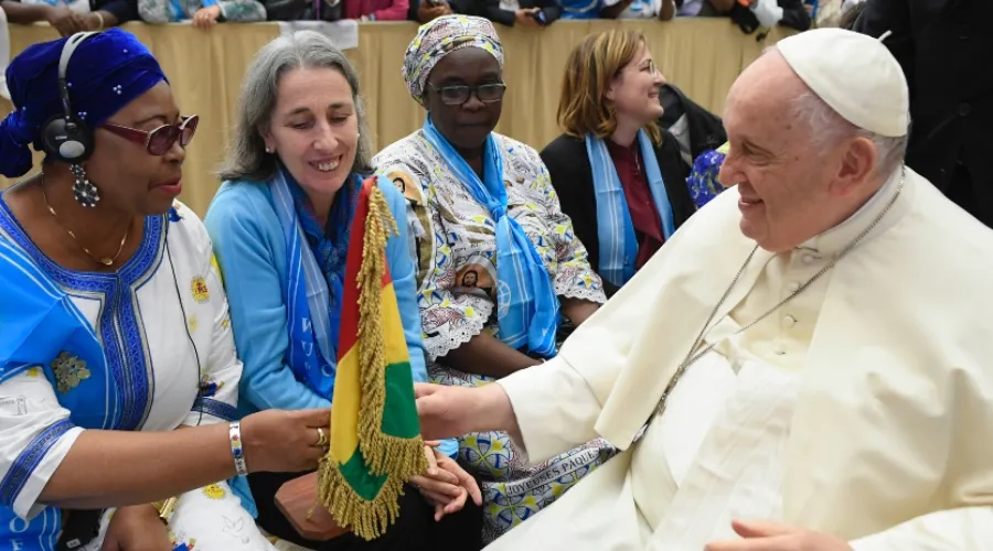 El Papa saluda a las participantes en la Asamblea general de la Unión Mundial de las Organizaciones Femeninas Católicas (UMOFC). Crédito: Vatican Media. ?w=200&h=150