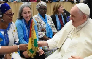 El Papa saluda a las participantes en la Asamblea general de la Unión Mundial de las Organizaciones Femeninas Católicas (UMOFC). Crédito: Vatican Media.  