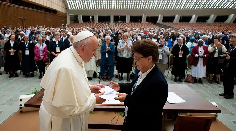 El Papa y la Presidenta de la Unión Internacional de Superioras Generales. Foto: Vatican Media