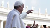 El Papa Francisco saluda a los fieles presentes en la Plaza de San Pedro durante la Bendición Urbi et Orbi. / Foto: Lucía Ballester (ACI Prensa)